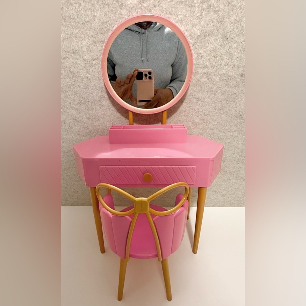 18โ OG Vanity Set Pink/Gold Table and Chair set (no accessories included) - Picture 2 of 14